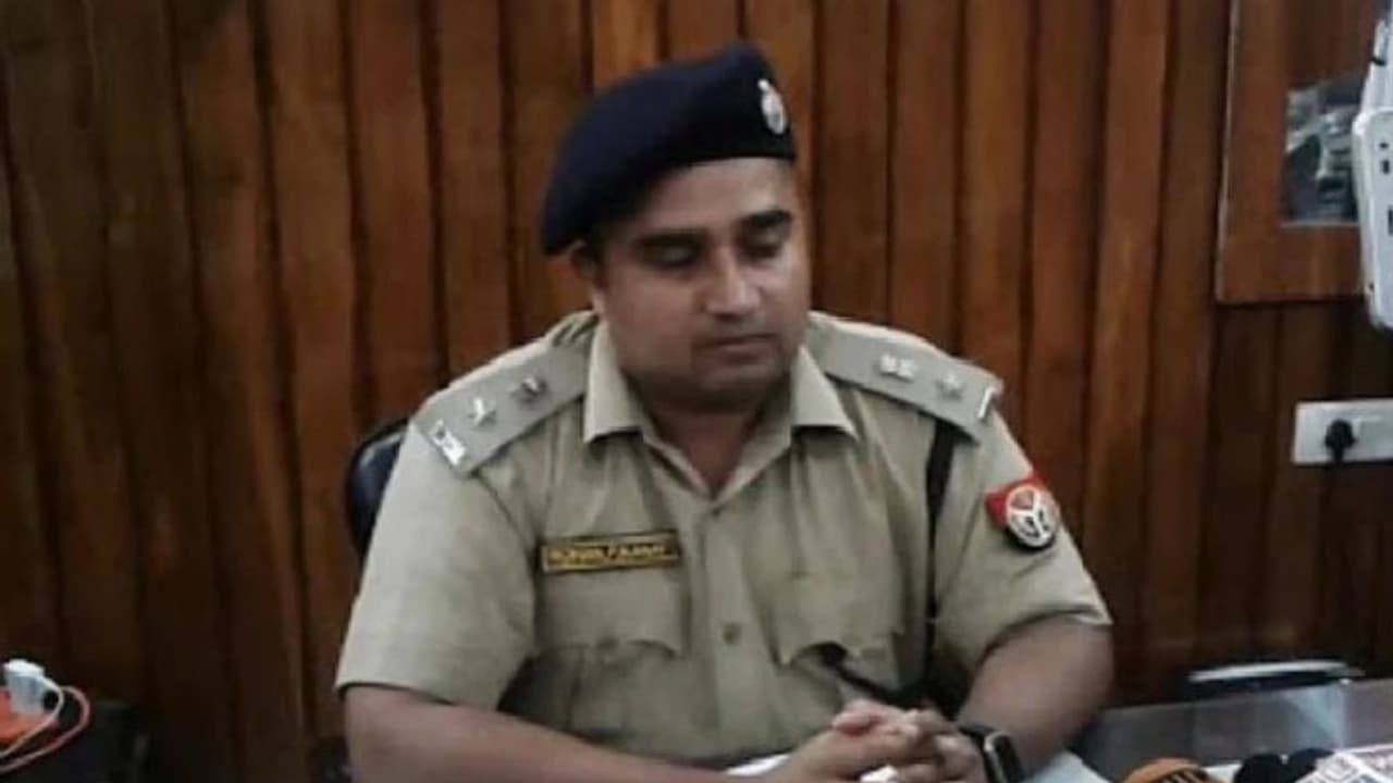 पुलिसवाले की बेबसीः पॉजिटिव पत्नी बेटी की देखभाल करने नहीं मिली छुट्टी, नौकरी से दे दिया रिजाइन पुलिसवाले की बेबसीः पॉजिटिव पत्नी बेटी की देखभाल करने नहीं मिली छुट्टी, नौकरी से दे दिया रिजाइन