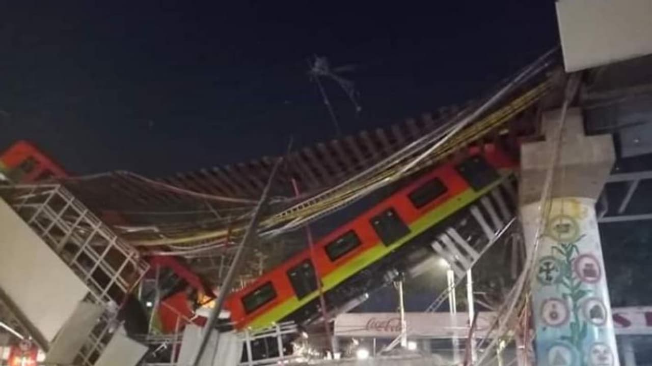 ব্রিজ ভেঙে রাস্তায় মেট্রো, অবাক ধ্বংসের ভিডিও ভাইরাল