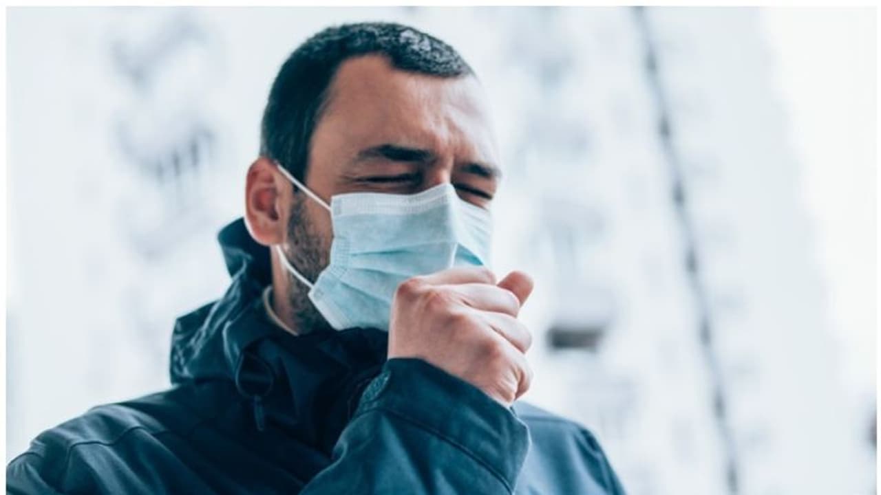 തുമ്മുമ്പോഴോ ചുമയ്ക്കുമ്പോഴോ പുറത്തുവരുന്ന വെള്ളത്തുള്ളികളിൽ ലക്ഷക്കണക്കിന് വൈറസുകൾ ഉണ്ടാവാം; കുറിപ്പ് തുമ്മുമ്പോഴോ ചുമയ്ക്കുമ്പോഴോ പുറത്തുവരുന്ന വെള്ളത്തുള്ളികളിൽ ലക്ഷക്കണക്കിന് വൈറസുകൾ ഉണ്ടാവാം; കുറിപ്പ്