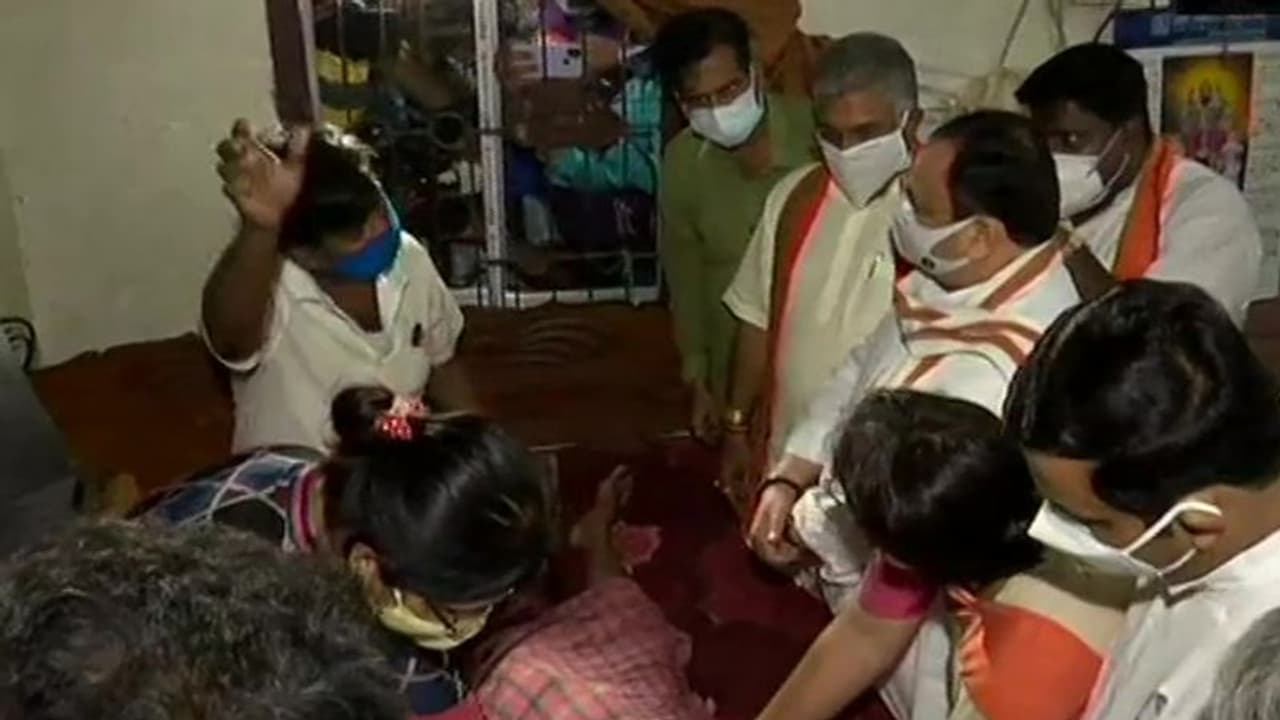 हिंसा में मारे गए कार्यकर्ताओं के परिजनों से मिले नड्डा, बोले रक्त रंजित राजनीति को बर्दाश्त नहीं करेंगे हिंसा में मारे गए कार्यकर्ताओं के परिजनों से मिले नड्डा, बोले रक्त रंजित राजनीति को बर्दाश्त नहीं करेंगे