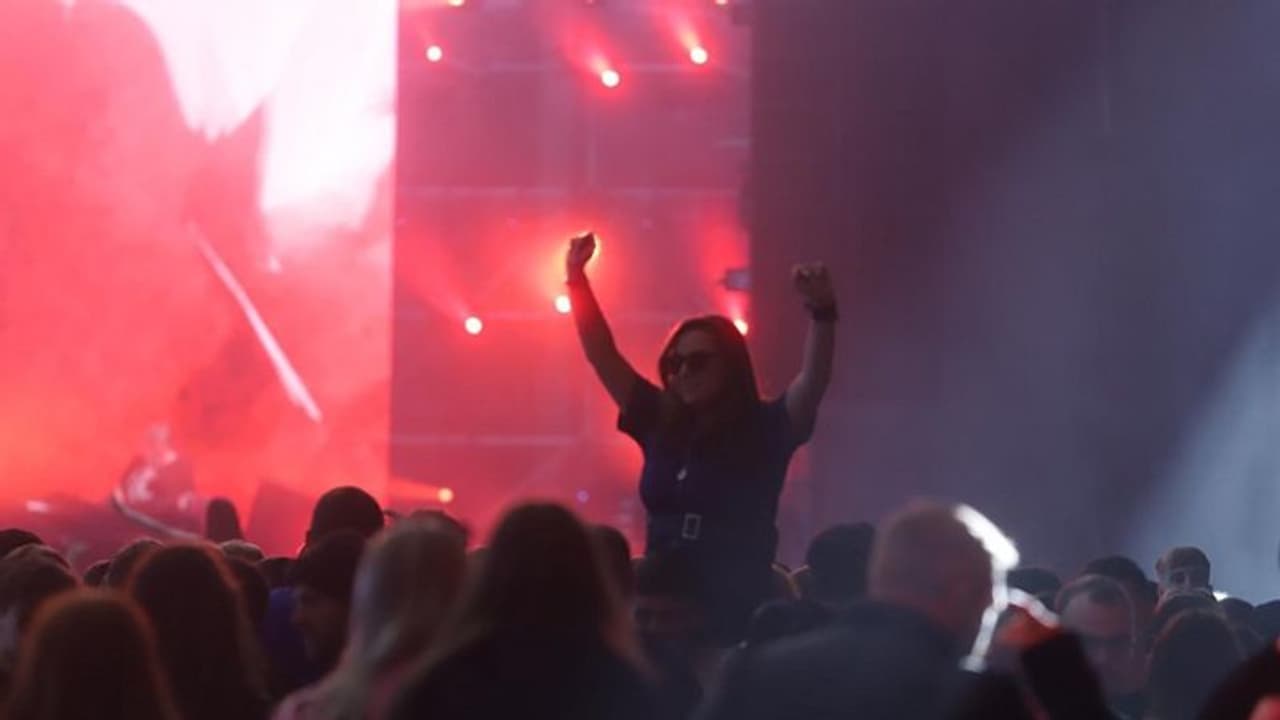 ಅನ್ಲಾಕ್ ಆರಂಭ; ಮಾಸ್ಕ್ ಅಂತರ ಇಲ್ಲ, ಒಂದು ವರ್ಷಗಳ ಬಳಿಕ ನೈಟ್ಕ್ಲಬ್ನಲ್ಲಿ ಜನಸಾಗರ! ಅನ್ಲಾಕ್ ಆರಂಭ; ಮಾಸ್ಕ್ ಅಂತರ ಇಲ್ಲ, ಒಂದು ವರ್ಷಗಳ ಬಳಿಕ ನೈಟ್ಕ್ಲಬ್ನಲ್ಲಿ ಜನಸಾಗರ!