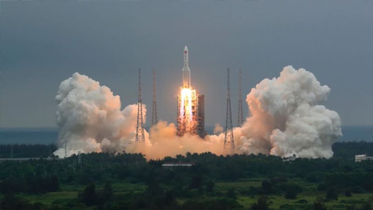 आउट ऑफ कंट्रोल हुआ चीन का रॉकेट, 4 मील/सेकंड की स्पीड से पृथ्वी की ओर बढ़ रहा, ला सकता है भारी तबाही आउट ऑफ कंट्रोल हुआ चीन का रॉकेट, 4 मील/सेकंड की स्पीड से पृथ्वी की ओर बढ़ रहा, ला सकता है भारी तबाही