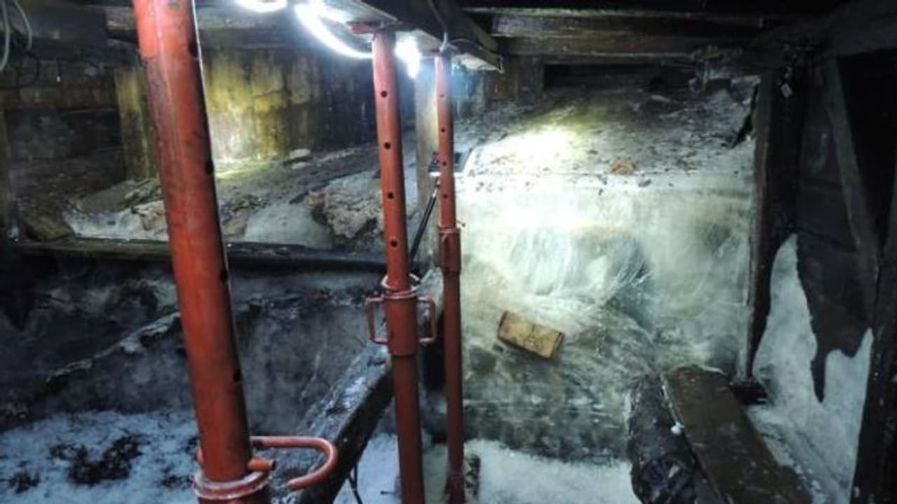 100 വർഷം മുമ്പ് പർവതത്തിന് മുകളിൽ ഇങ്ങനെയൊരു രഹസ്യഅറ നിർമ്മിച്ചതെന്തിന്? മഞ്ഞ് നീക്കിയപ്പോൾ കിട്ടിയതെന്ത്? 100 വർഷം മുമ്പ് പർവതത്തിന് മുകളിൽ ഇങ്ങനെയൊരു രഹസ്യഅറ നിർമ്മിച്ചതെന്തിന്? മഞ്ഞ് നീക്കിയപ്പോൾ കിട്ടിയതെന്ത്?