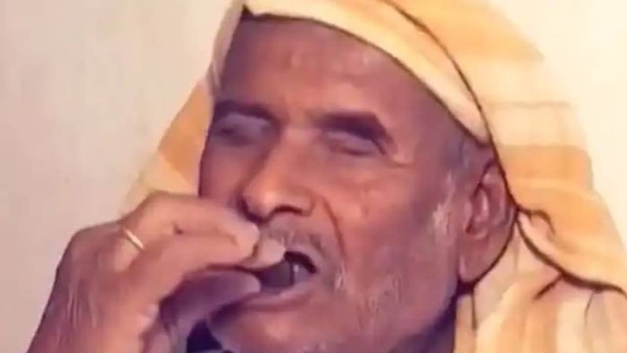 കഴിഞ്ഞ 31 വർഷങ്ങളായി കല്ല് കഴിക്കുന്നൊരാൾ! പറയുന്നത് വിചിത്രമായ കാരണം... കഴിഞ്ഞ 31 വർഷങ്ങളായി കല്ല് കഴിക്കുന്നൊരാൾ! പറയുന്നത് വിചിത്രമായ കാരണം...