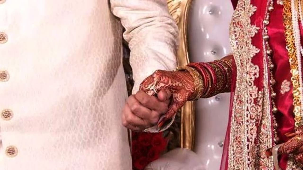 వధువు పెట్టిన చదువు పరీక్షలో వరుడు ఫెయిల్: పీటల మీదే పెళ్లి పెటాకులు