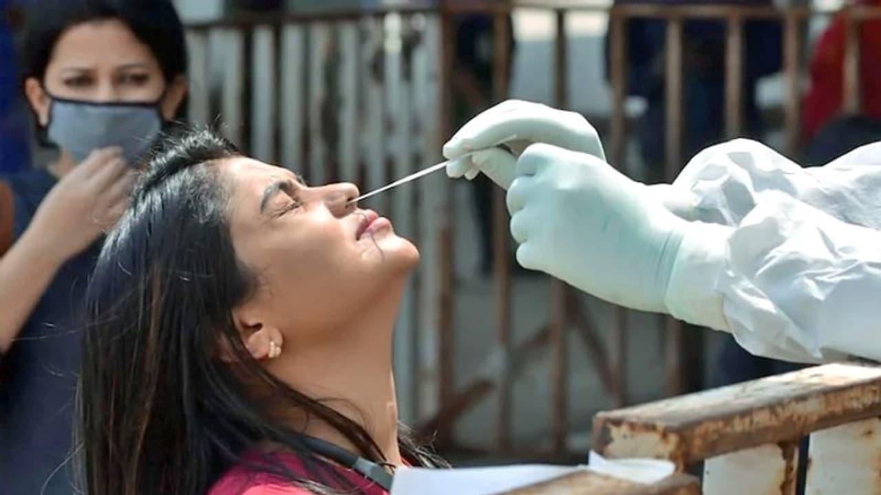 భారత్లో ఇప్పటి వరకు 32 కోట్ల మందికి కోవిడ్.. ఒకరిని గుర్తించేలోపే 27 మందికి: ఐసీఎంఆర్ సర్వే భారత్లో ఇప్పటి వరకు 32 కోట్ల మందికి కోవిడ్.. ఒకరిని గుర్తించేలోపే 27 మందికి: ఐసీఎంఆర్ సర్వే