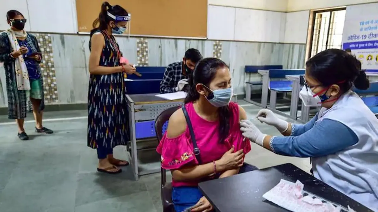 తెలంగాణ: 18 నుంచి 45 ఏళ్ల లోపు వారికి వ్యాక్సిన్.. ముందుగా వారికే తెలంగాణ: 18 నుంచి 45 ఏళ్ల లోపు వారికి వ్యాక్సిన్.. ముందుగా వారికే