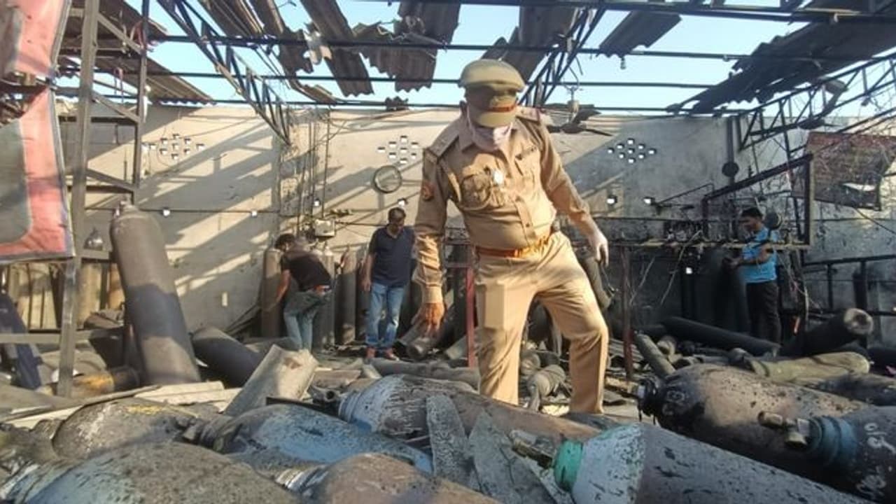 ऑक्सीजन प्लांट में सिलेंडर रीफिलिंग के समय ब्लास्ट,दहल उठा आसपास का इलाका, अब तक 3 मजदूरों की मौत ऑक्सीजन प्लांट में सिलेंडर रीफिलिंग के समय ब्लास्ट,दहल उठा आसपास का इलाका, अब तक 3 मजदूरों की मौत