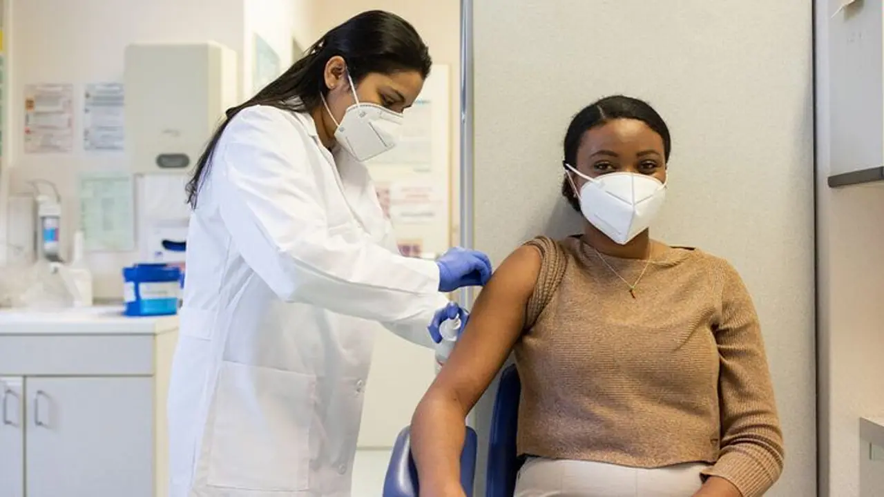 সংক্রমণের ঝুঁকি এড়াতে টিকাকরণ কেন্দ্র তৈরি হবে স্কুল কলেজে, বড় ঘোষণা রাজ্য সরকারের