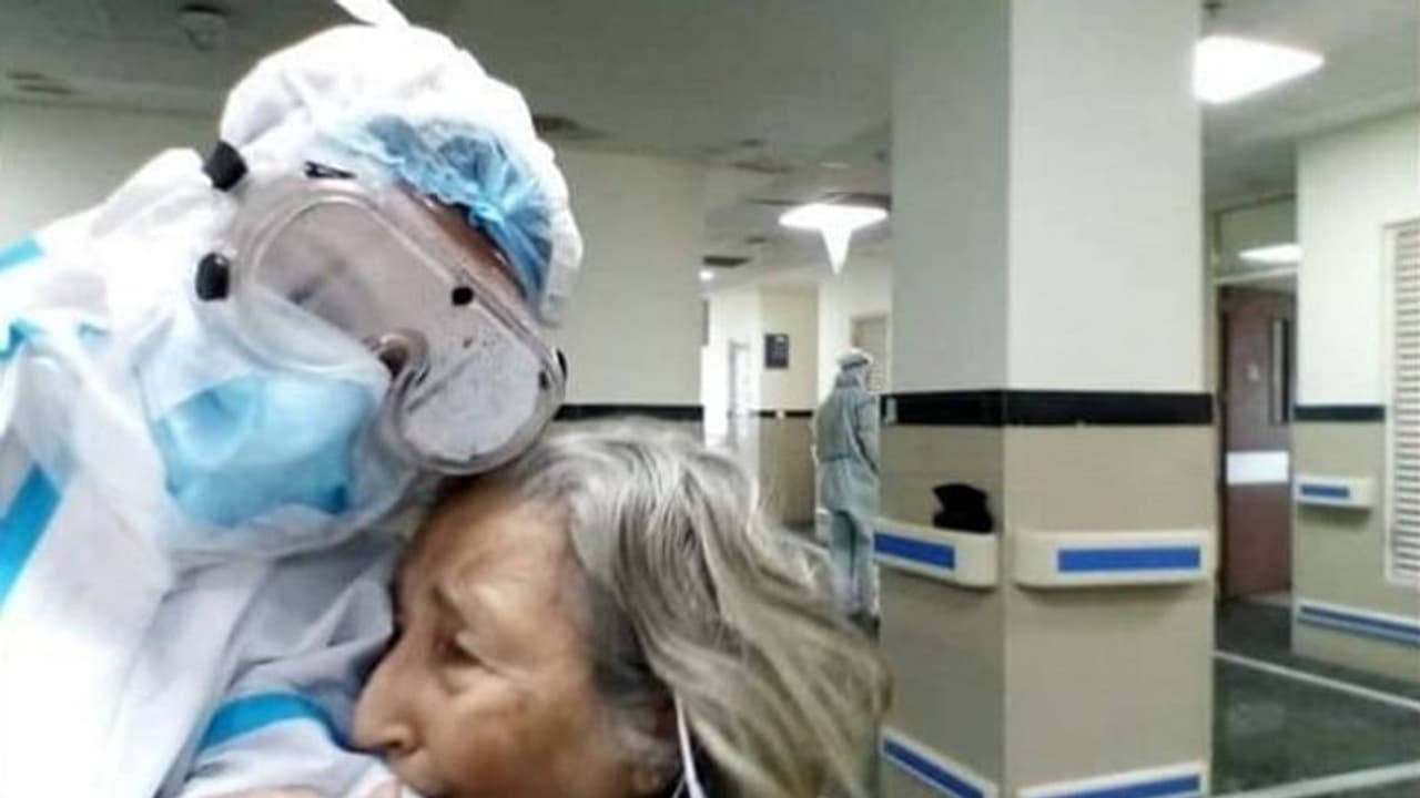 ಕೊರೋನಾದಿಂದ 75 ವರ್ಷದ ವೃದ್ಧೆ ಗುಣಮುಖ; ವೈದ್ಯರ ಬಿಗಿದಪ್ಪಿ ಕಣ್ಮೀರಿಟ್ಟ ಪೋಸ್ಟ್ ವೈರಲ್! ಕೊರೋನಾದಿಂದ 75 ವರ್ಷದ ವೃದ್ಧೆ ಗುಣಮುಖ; ವೈದ್ಯರ ಬಿಗಿದಪ್ಪಿ ಕಣ್ಮೀರಿಟ್ಟ ಪೋಸ್ಟ್ ವೈರಲ್!