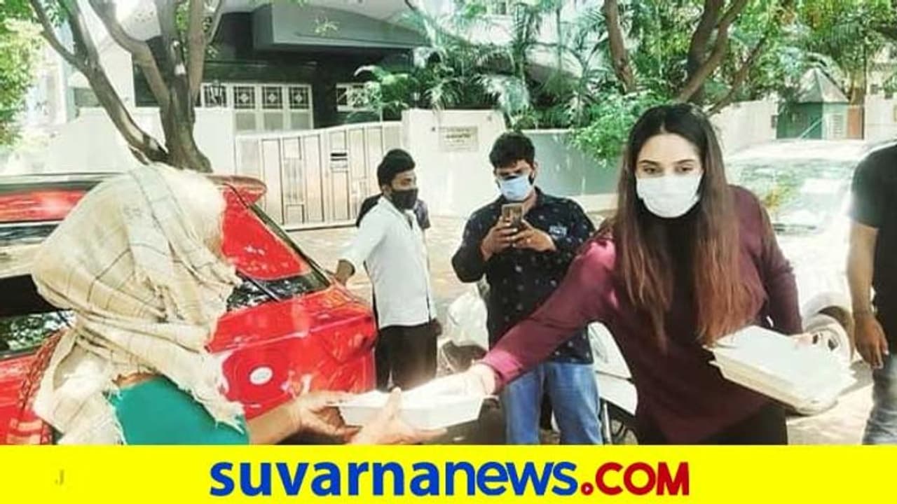 ಸಂಕಷ್ಟದಲ್ಲಿದವರ ಜತೆ ನಿಲ್ಲುವುದು ನಮ್ಮ ಜವಾಬ್ದಾರಿ ಅಂದ ನಟಿ ರಾಗಿಣಿ ದ್ವಿವೇದಿ ಸಂಕಷ್ಟದಲ್ಲಿದವರ ಜತೆ ನಿಲ್ಲುವುದು ನಮ್ಮ ಜವಾಬ್ದಾರಿ ಅಂದ ನಟಿ ರಾಗಿಣಿ ದ್ವಿವೇದಿ