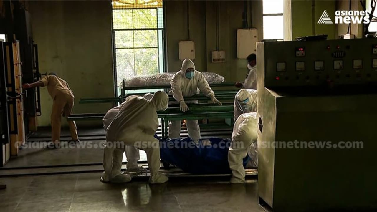 കേരളത്തിലും ശ്മശാനങ്ങള്‍ നിറയുന്നു; സംസ്കാരം ബുക്ക് ചെയ്ത് കാത്തിരിക്കേണ്ട അവസ്ഥയില്‍ ശാന്തികവാടം
