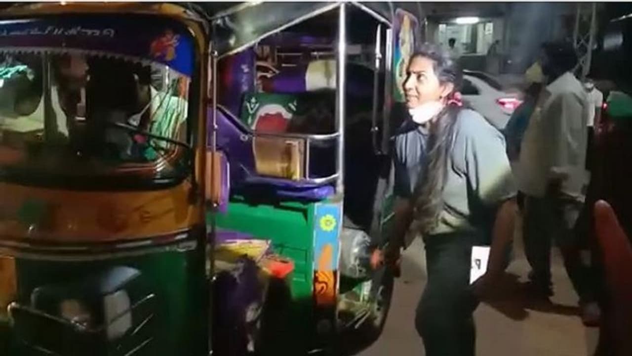 కానూరు ఆస్పత్రిలో ఆక్సీజన్ అందక రోగుల అవస్థలు... (వీడియో) కానూరు ఆస్పత్రిలో ఆక్సీజన్ అందక రోగుల అవస్థలు... (వీడియో)