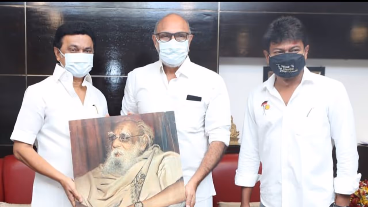 பெரியார் படம் கொடுத்து ஸ்டாலினுக்கு வாழ்த்து.. பாஐக வெற்றி குறித்து நடிகர் சத்யராஜ் நக்கல் சிரிப்பு..