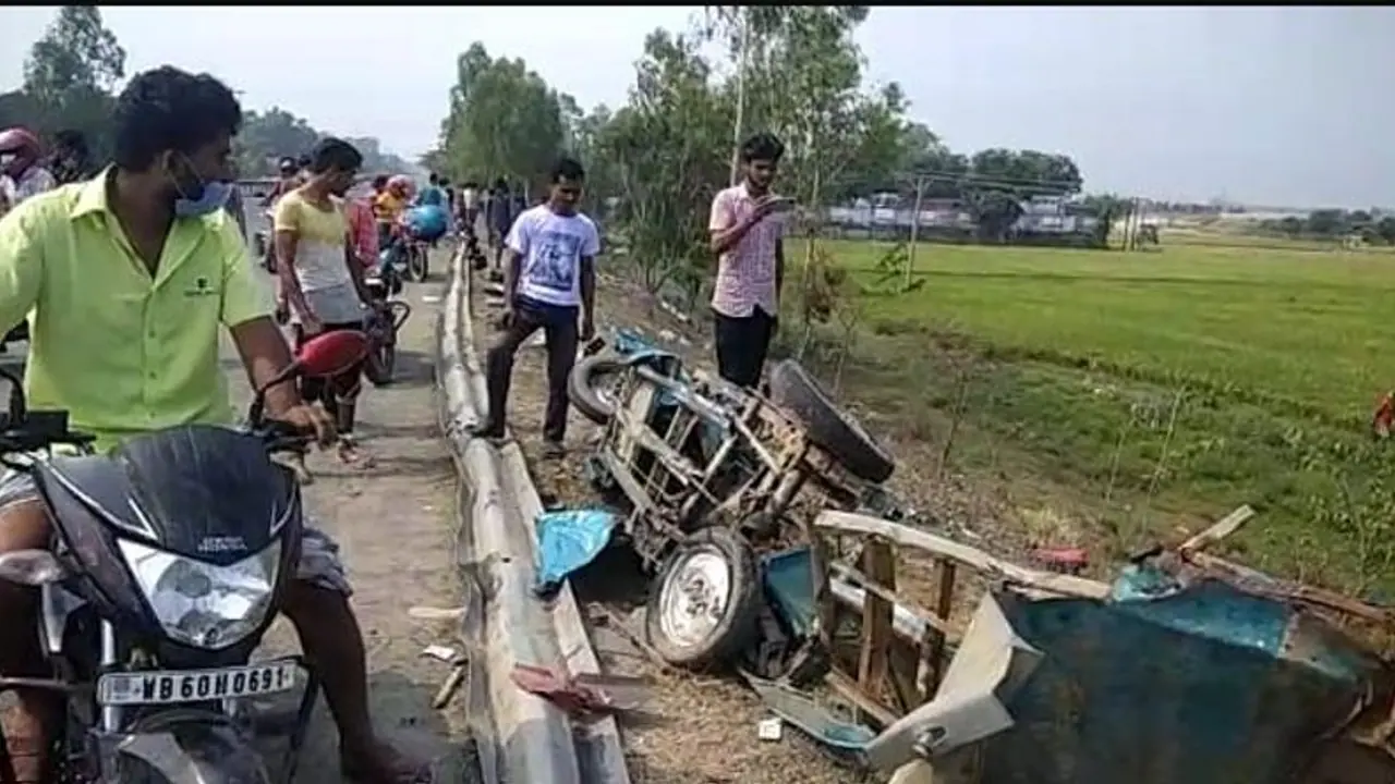 পথ দুর্ঘটনায় মৃত্যুকে কেন্দ্র করে তুমুল উত্তেজনা, রাজ্য সড়ক অবরোধ করে বিক্ষোভ