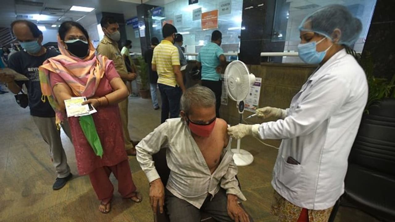 India again reports over 4 lakh new Covid cases and 4092 deaths in 24 hours India again reports over 4 lakh new Covid cases and 4092 deaths in 24 hours