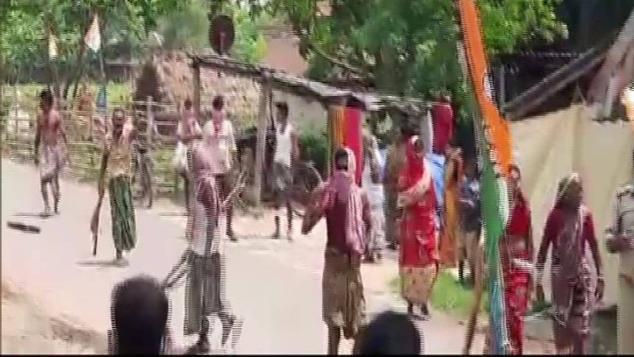 బెంగాల్లో ఆగని హింస: కేంద్ర మంత్రి మురళీధరన్ కాన్వాయ్పై దాడి, సిబ్బందికి గాయాలు బెంగాల్లో ఆగని హింస: కేంద్ర మంత్రి మురళీధరన్ కాన్వాయ్పై దాడి, సిబ్బందికి గాయాలు