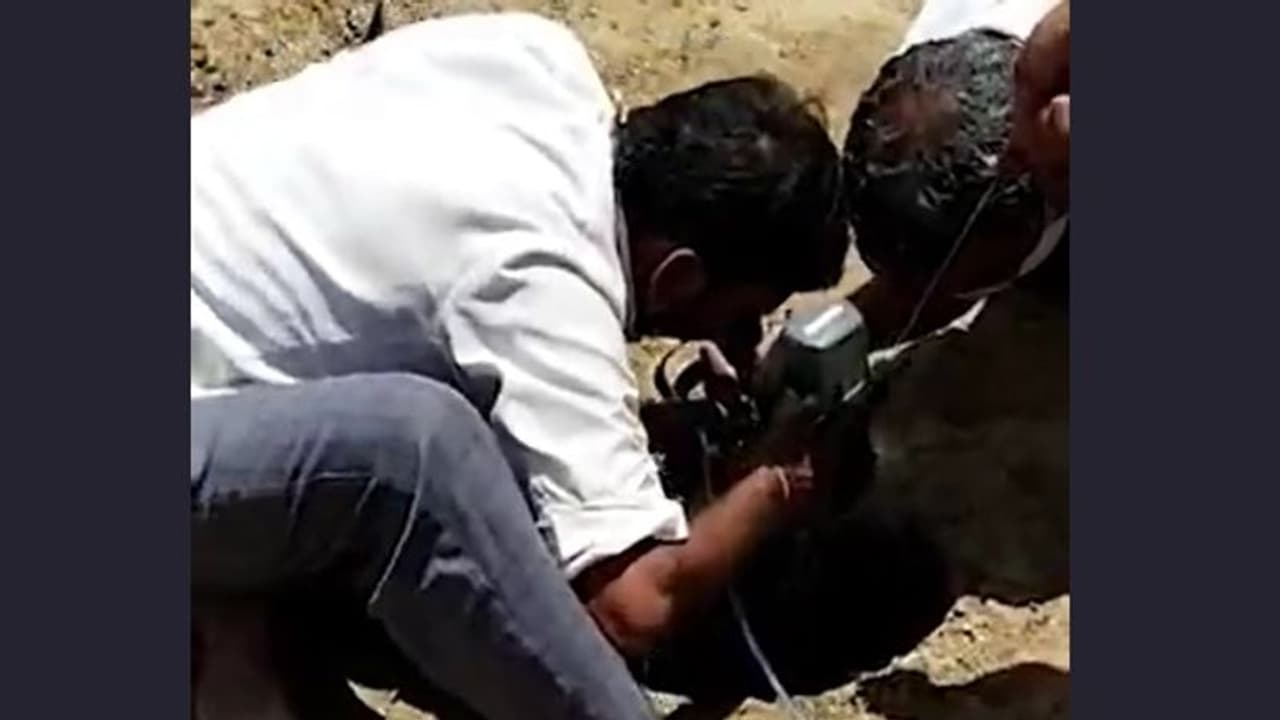 న్యూఢిల్లీలో బోరు బావిలో పడిన చిన్నారి: సహాయక చర్యలు ప్రారంభం