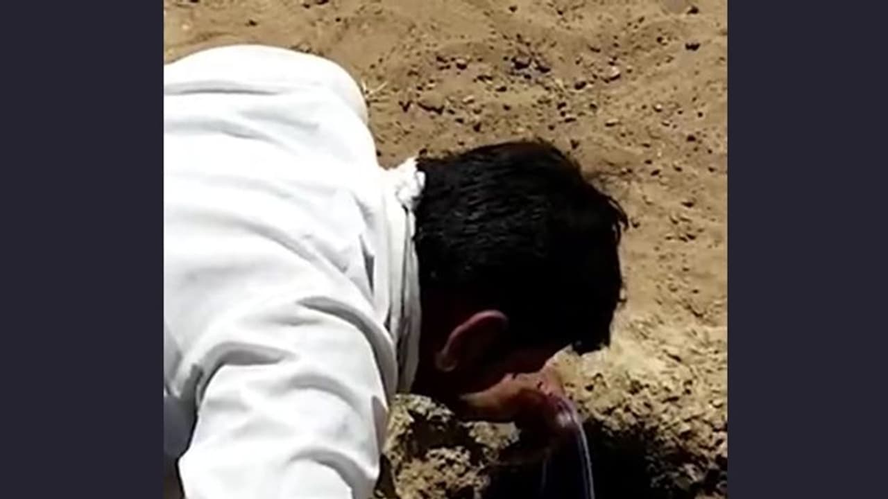 బోరుబావిలో పడ్డ రెండేళ్ల చిన్నారి.. ఏడు గంటల పాటు శ్రమించి.. ప్రాణాలతో సురక్షితంగా.. బోరుబావిలో పడ్డ రెండేళ్ల చిన్నారి.. ఏడు గంటల పాటు శ్రమించి.. ప్రాణాలతో సురక్షితంగా..