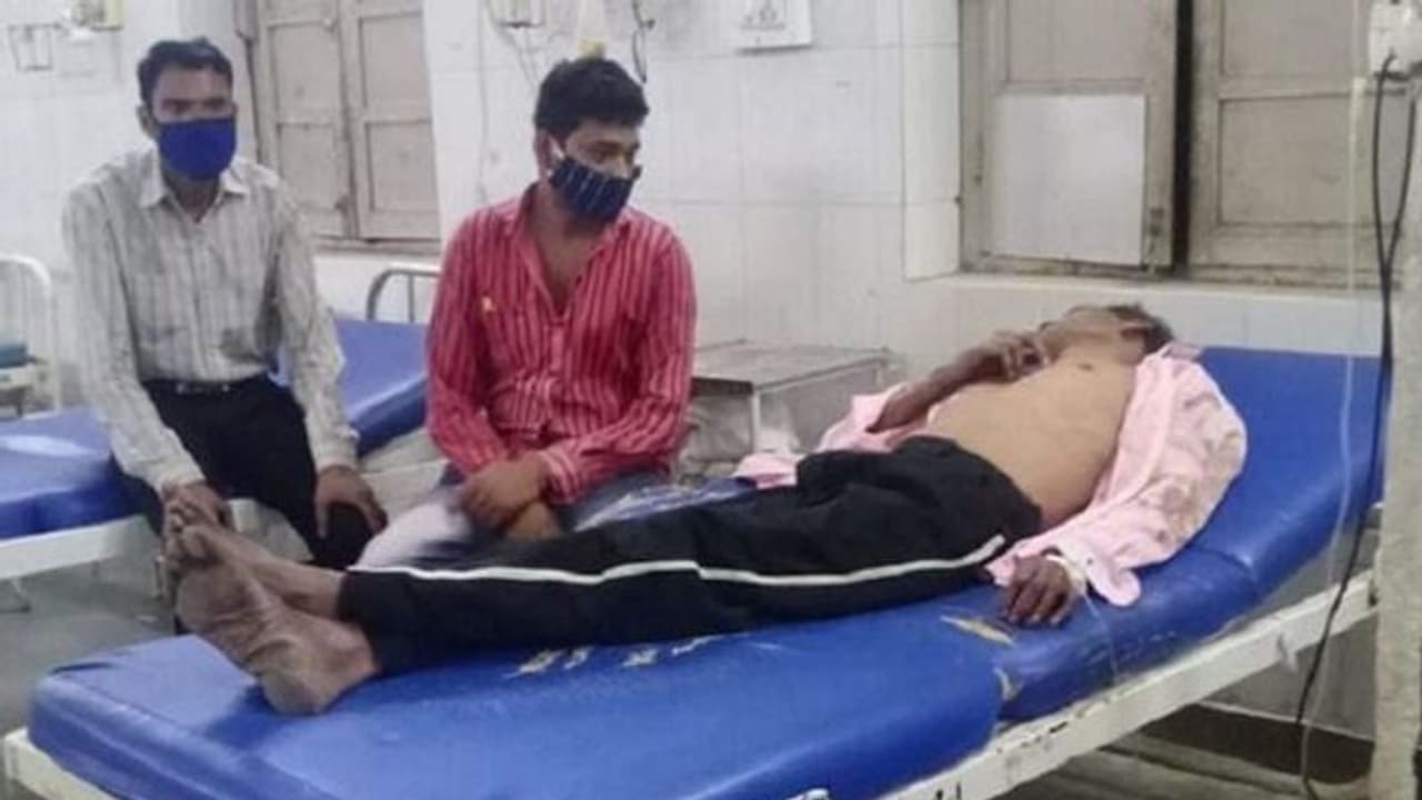 వైద్యం వికటించి ఒకే కుటుంబంలో 8 మంది మృతి: ఐదుగురి పరిస్థితి విషమం