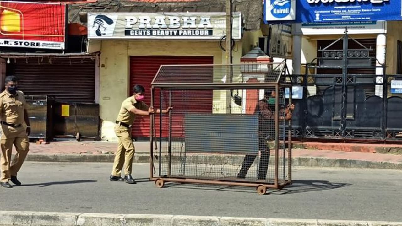 లాక్‌డౌన్ రూల్స్ బ్రేక్: యువకుడిని చెంపపై కొట్టిన కలెక్టర్‌‌కి ప్రభుత్వం షాక్