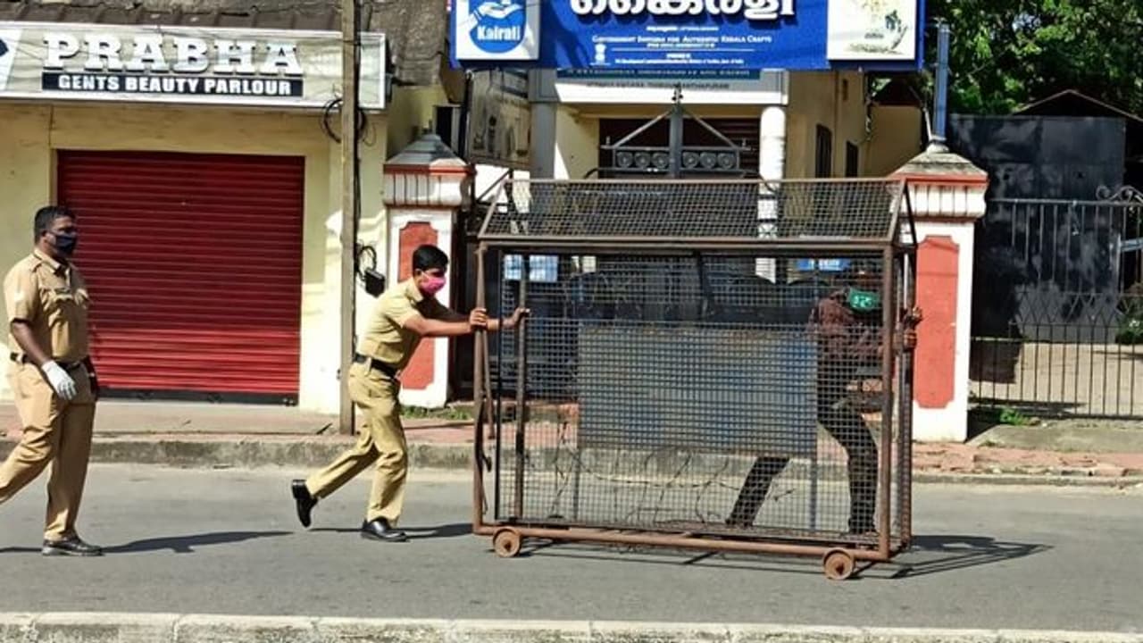 హైదరాబాద్‌: భారీగా వాహనాల సీజ్, కేసులు.. రోడ్డుపైకి రావాలంటే జంకుతున్న జనం