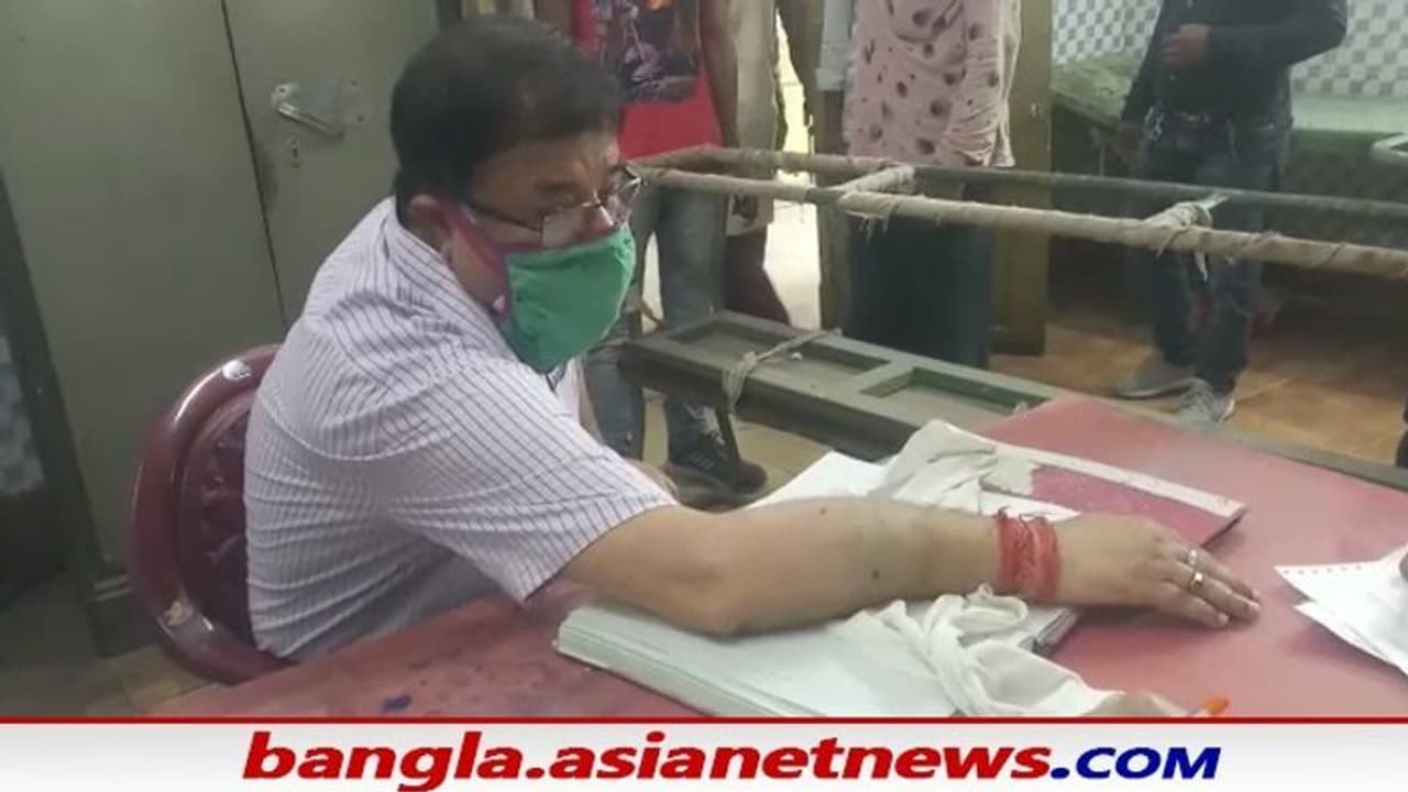 কোচবিহারের দিনহাটায় আক্রান্ত উদয়ন গুহ, বিজেপির দুষ্কৃতীরা হাত ভেঙেদিয়েছে বলে অভিযোগ তৃণমূলের কোচবিহারের দিনহাটায় আক্রান্ত উদয়ন গুহ, বিজেপির দুষ্কৃতীরা হাত ভেঙেদিয়েছে বলে অভিযোগ তৃণমূলের