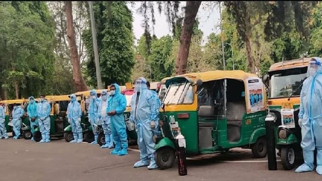 ఢిల్లీలోకి ఆక్సిజన్కు కటకట.. అంబులెన్స్ విత్ ఆక్సిజన్గా మారిన ఆటోలు ఢిల్లీలోకి ఆక్సిజన్కు కటకట.. అంబులెన్స్ విత్ ఆక్సిజన్గా మారిన ఆటోలు