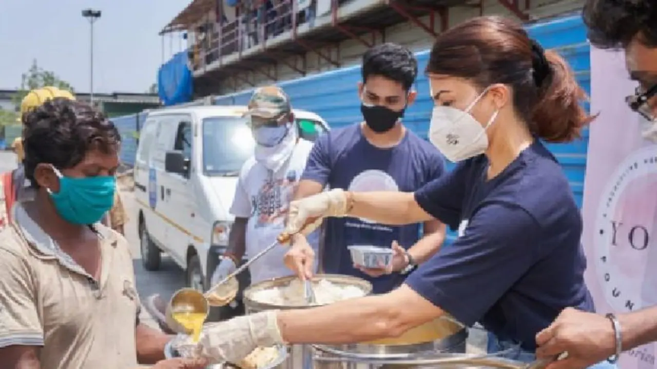 കൊവിഡ് പ്രതിസന്ധിക്കിടെ തൊഴിലാളികള്‍ക്ക് ഭക്ഷണവിതരണം; ചിത്രം പങ്കുവച്ച് നടി