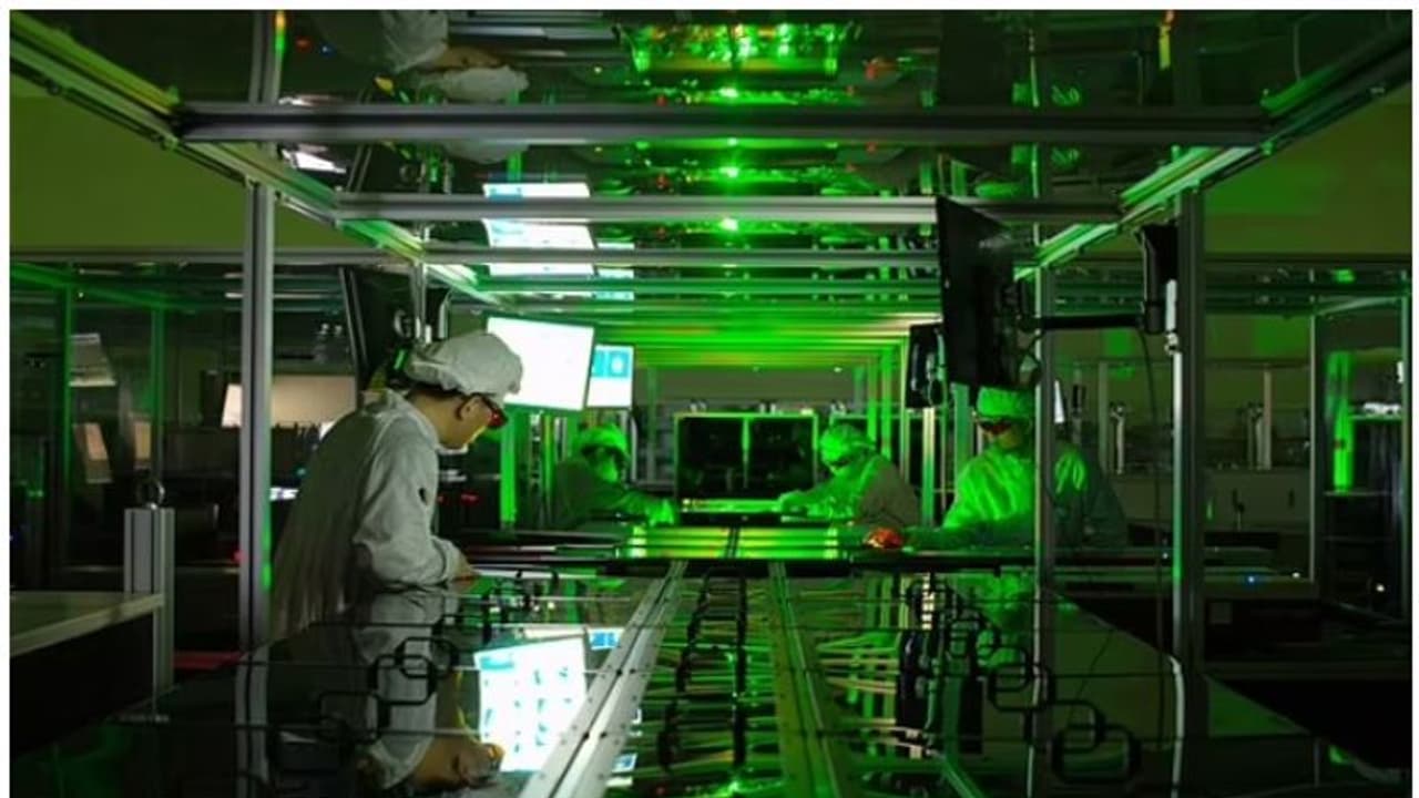 ലോകത്തെ ഏറ്റവും തീവ്രമായ ലേസര് രശ്മി വെളിപ്പെടുത്തി ശാസ്ത്രലോകം, അത്ഭുതംകൂറി ലോകം.! ലോകത്തെ ഏറ്റവും തീവ്രമായ ലേസര് രശ്മി വെളിപ്പെടുത്തി ശാസ്ത്രലോകം, അത്ഭുതംകൂറി ലോകം.!