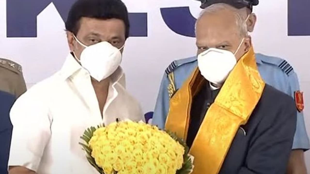 முத்துவேல் கருணாநிதி ஸ்டாலின் எனும் நான்.. தமிழக முதல்வராக பதவியேற்றுக்கொண்டார்..! முத்துவேல் கருணாநிதி ஸ்டாலின் எனும் நான்.. தமிழக முதல்வராக பதவியேற்றுக்கொண்டார்..!