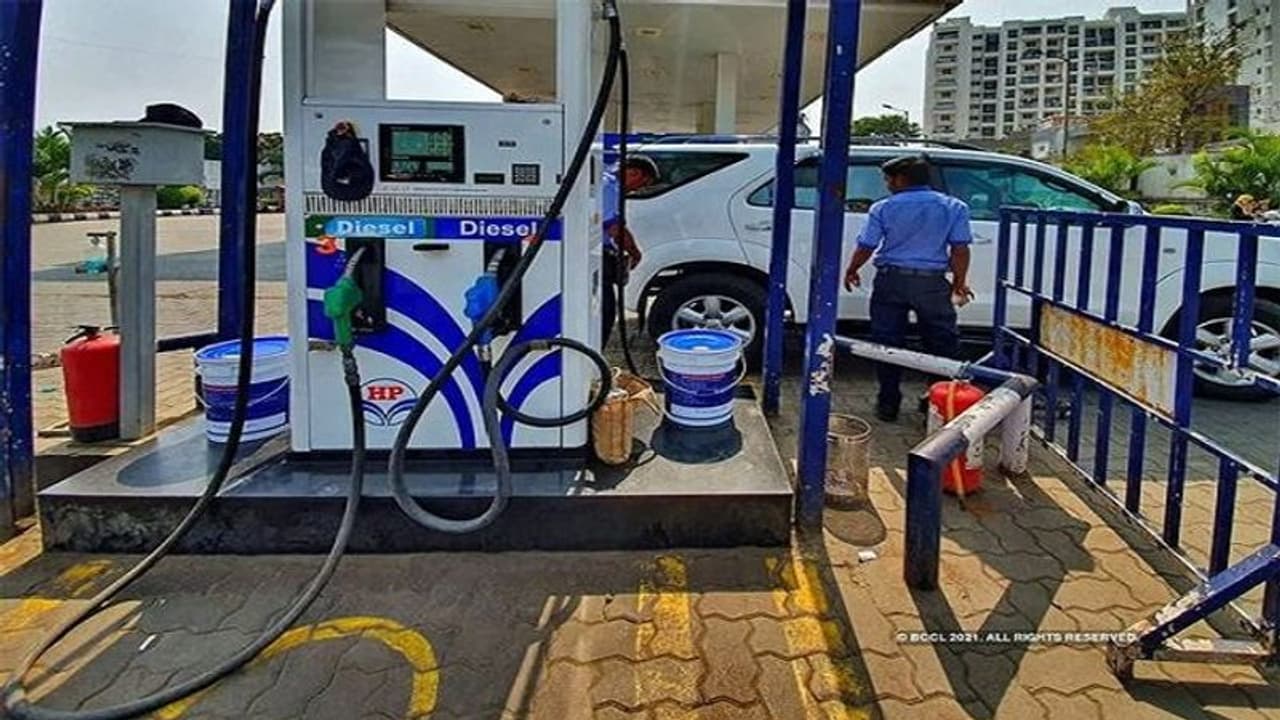 వరుసగా 4వ రోజు కూడా పెరిగిన ఇంధన ధరలు... మీ నగరంలో పెట్రోల్ ధర ఎంతో తెలుసుకోండి.. వరుసగా 4వ రోజు కూడా పెరిగిన ఇంధన ధరలు... మీ నగరంలో పెట్రోల్ ధర ఎంతో తెలుసుకోండి..