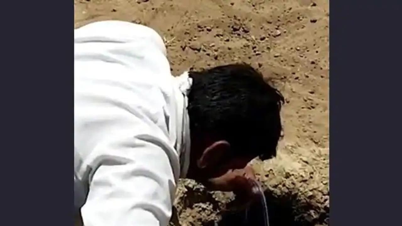 90 అడుగుల బోరుబావిలో పడిన 4 ఏళ్ల బాలుడు: 16 గంటల తర్వాత వెలికితీత 90 అడుగుల బోరుబావిలో పడిన 4 ఏళ్ల బాలుడు: 16 గంటల తర్వాత వెలికితీత