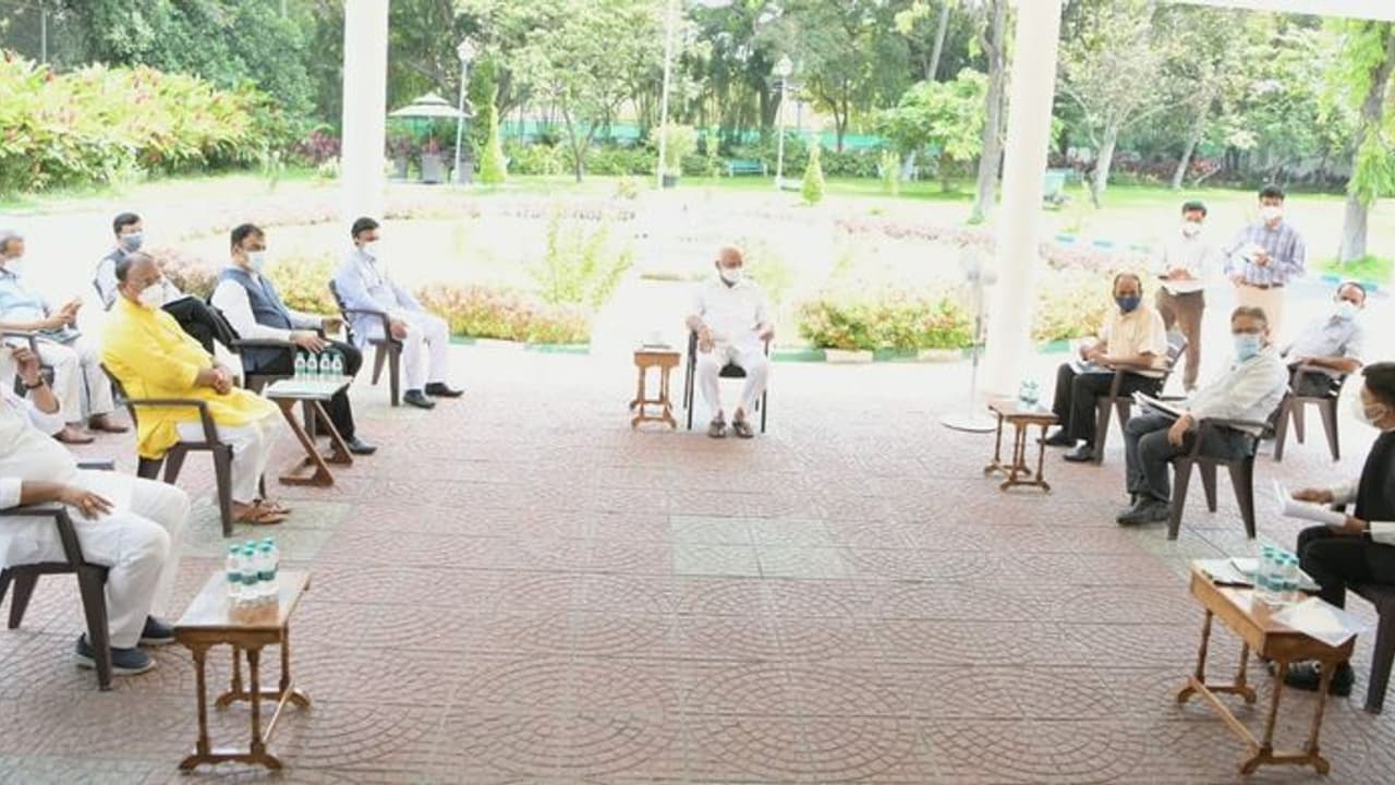 Karnataka CM BS Yediyurappa holds COVID review meeting with ministers, senior government officials Karnataka CM BS Yediyurappa holds COVID review meeting with ministers, senior government officials