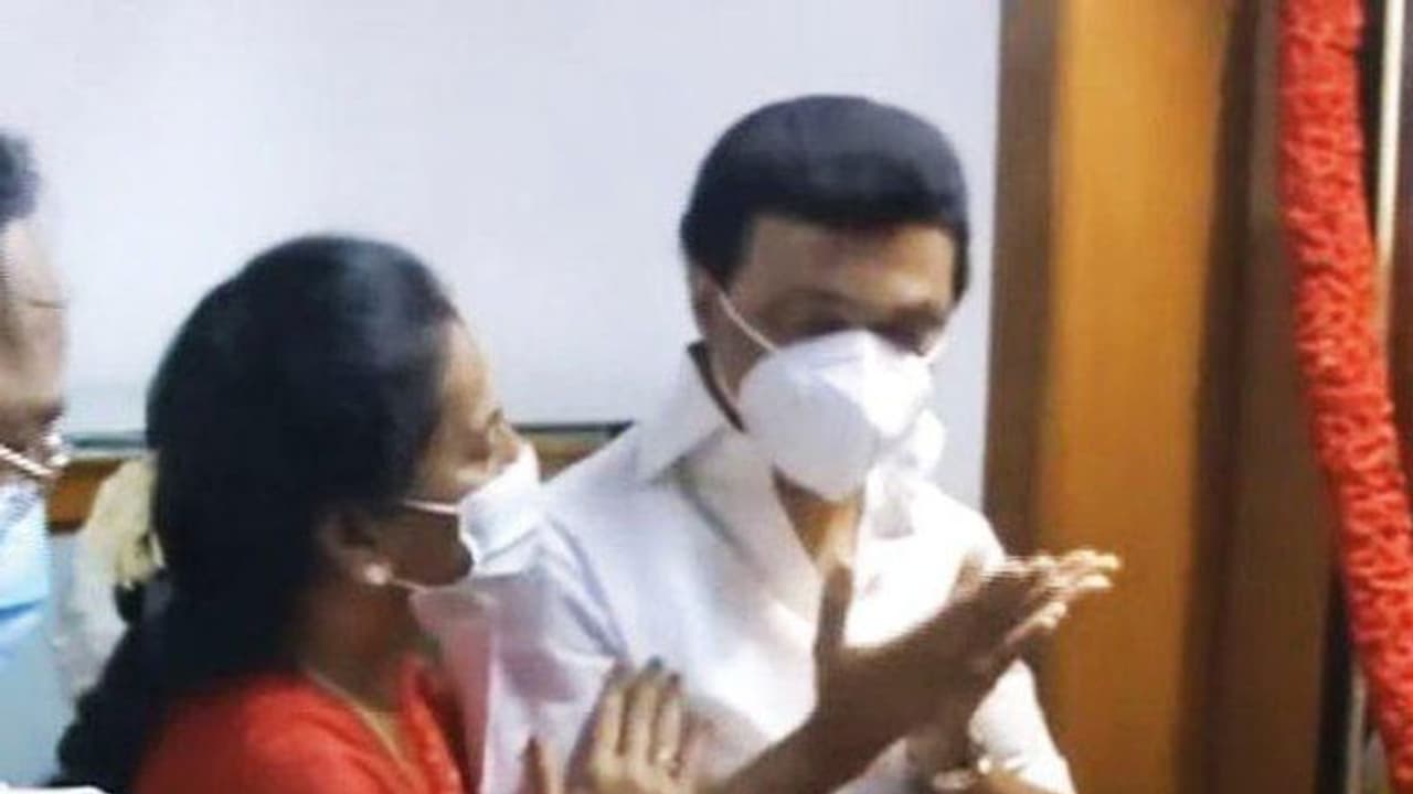 கண்கலங்கிய முதல்வர் மு.க.ஸ்டாலின்... ஆறுதல் படுத்திய தங்கை செல்வி..!