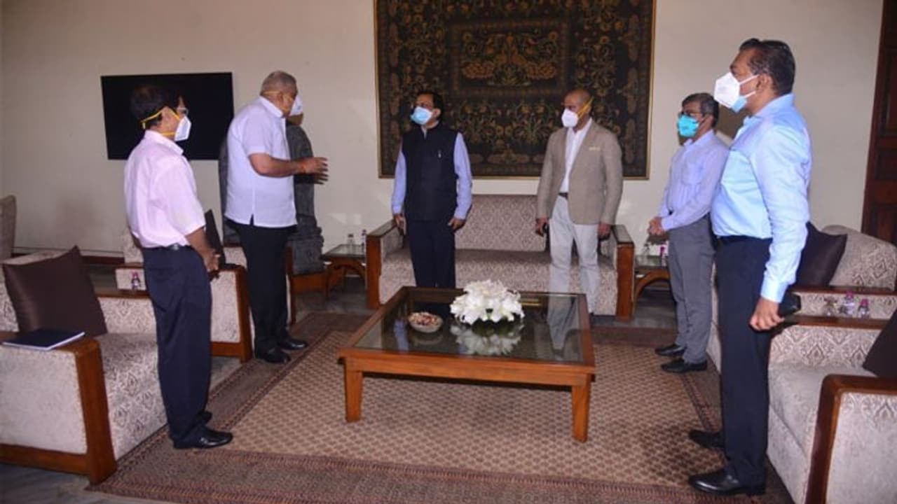 पश्चिम बंगाल हिंसा: उपद्रव की वजह जानने पहुंची टीम ने राज्यपाल से की मुलाकात, 16 लोगों की हो चुकी है मौत पश्चिम बंगाल हिंसा: उपद्रव की वजह जानने पहुंची टीम ने राज्यपाल से की मुलाकात, 16 लोगों की हो चुकी है मौत