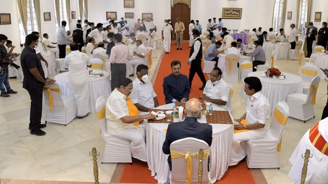 ಸ್ಟಾಲಿನ್ಗೆ ಗಾಂಧಿ ನೆಹರು ರಿಪೋರ್ಟ್ ಮಾಡಿಕೊಳ್ಳಬೇಕು.. ವಿಧಾನಸಭೆಯಲ್ಲೂ ಫಜೀತಿ! ಸ್ಟಾಲಿನ್ಗೆ ಗಾಂಧಿ ನೆಹರು ರಿಪೋರ್ಟ್ ಮಾಡಿಕೊಳ್ಳಬೇಕು.. ವಿಧಾನಸಭೆಯಲ್ಲೂ ಫಜೀತಿ!