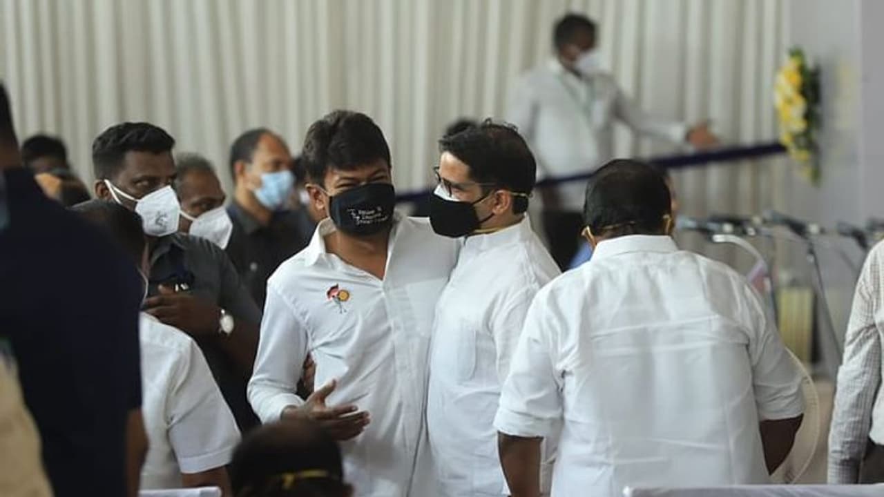 స్టాలిన్ ప్రమాణస్వీకారంలో ప్రశాంత్ కిషోర్ స్పెషల్ అట్రాక్షన్.. గవర్నర్ తో ముచ్చట్లు.. ఆలింగనాలు..