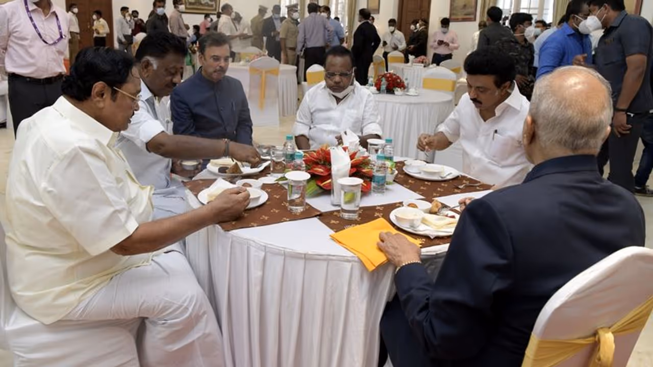 ஒரே மேசையில் அமர்ந்து தேனீர் அருந்திய ஸ்டாலின், ஓபிஎஸ்.. ஆளுநர் மாளிகையில் நெகிழ்ச்சி.