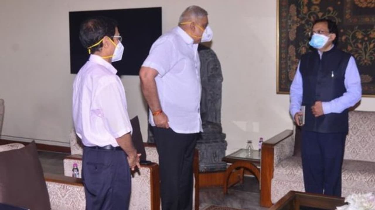 ভোট পরবর্তী হিংসা, রাজ্যপালের সঙ্গে বৈঠক স্বরাষ্ট্র মন্ত্রকের ৪ সদস্যদের প্রতিনিধি দলের ভোট পরবর্তী হিংসা, রাজ্যপালের সঙ্গে বৈঠক স্বরাষ্ট্র মন্ত্রকের ৪ সদস্যদের প্রতিনিধি দলের