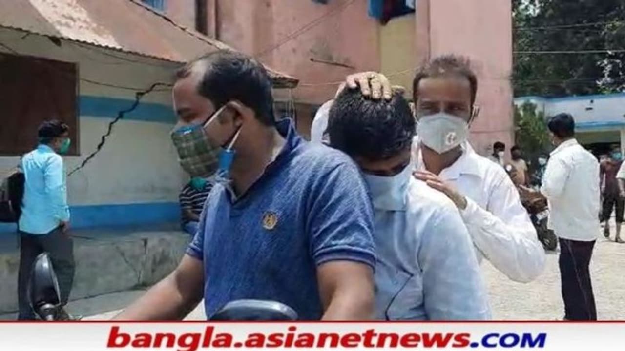 বেধড়ক মারে হাসপাতালে তৃণমূল কর্মী, কাঠগড়ায় রায়গঞ্জের 'বহিষ্কৃত কাউন্সিলর' বেধড়ক মারে হাসপাতালে তৃণমূল কর্মী, কাঠগড়ায় রায়গঞ্জের 'বহিষ্কৃত কাউন্সিলর'