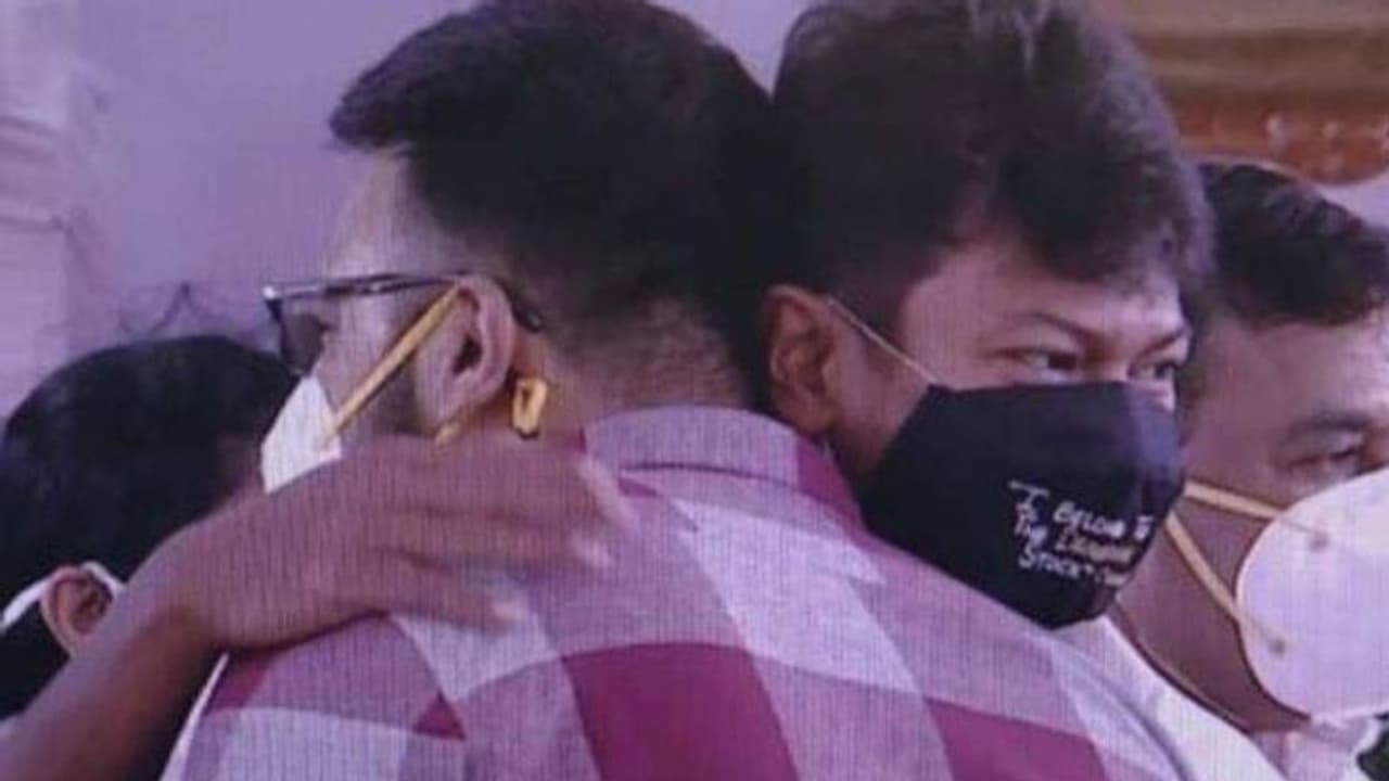 மு.க.ஸ்டாலின் பதவியேற்பு விழா.. தயாநிதியை கட்டி தழுவிய வரவேற்ற உதயநிதி.. வைரலாகும் புகைப்படம்..! மு.க.ஸ்டாலின் பதவியேற்பு விழா.. தயாநிதியை கட்டி தழுவிய வரவேற்ற உதயநிதி.. வைரலாகும் புகைப்படம்..!