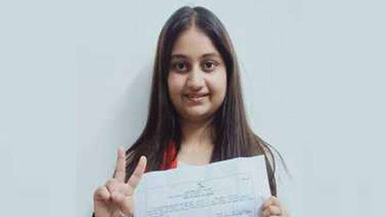 वकालत की पढ़ाई करने वाली छात्रा 21 साल की उम्र में बनी प्रधान, बोली बनाऊंगी स्मार्ट गांव वकालत की पढ़ाई करने वाली छात्रा 21 साल की उम्र में बनी प्रधान, बोली बनाऊंगी स्मार्ट गांव