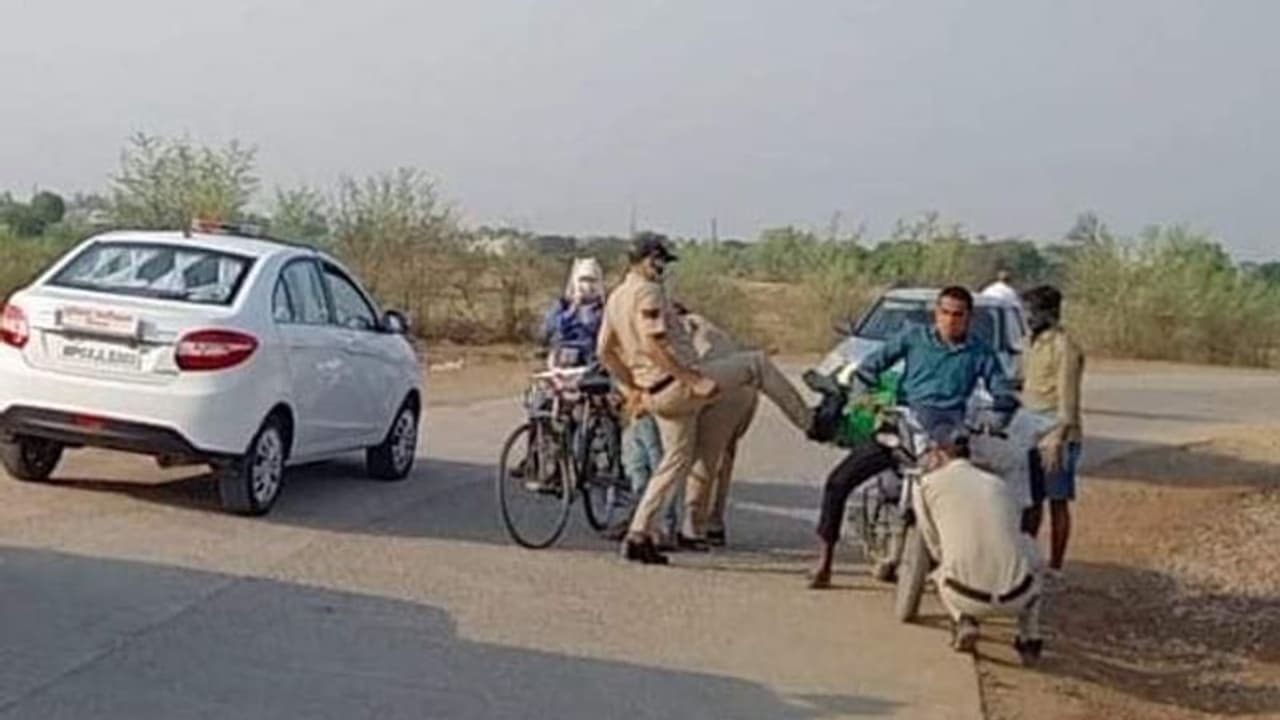 पुलिसवाले ने मारी किसान की सब्जियों पर लात, वीडियो हुआ वायरल, तो SP ने सुनाई एक कहानी पुलिसवाले ने मारी किसान की सब्जियों पर लात, वीडियो हुआ वायरल, तो SP ने सुनाई एक कहानी