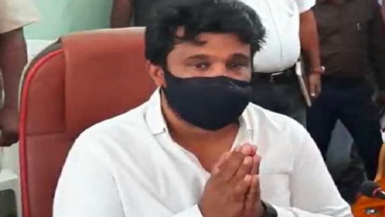 ನಮ್ಮ ಅನುದಾನ ಬೇಕಿದ್ರೆ ವಾಪಸ್ ತಗೊಂಡು ಬಡವರಿಗೆ ಅಕ್ಕಿ, ಹಣ ಕೊಡಿ: ಬಿಜೆಪಿ ಶಾಸಕ ಮನವಿ ನಮ್ಮ ಅನುದಾನ ಬೇಕಿದ್ರೆ ವಾಪಸ್ ತಗೊಂಡು ಬಡವರಿಗೆ ಅಕ್ಕಿ, ಹಣ ಕೊಡಿ: ಬಿಜೆಪಿ ಶಾಸಕ ಮನವಿ