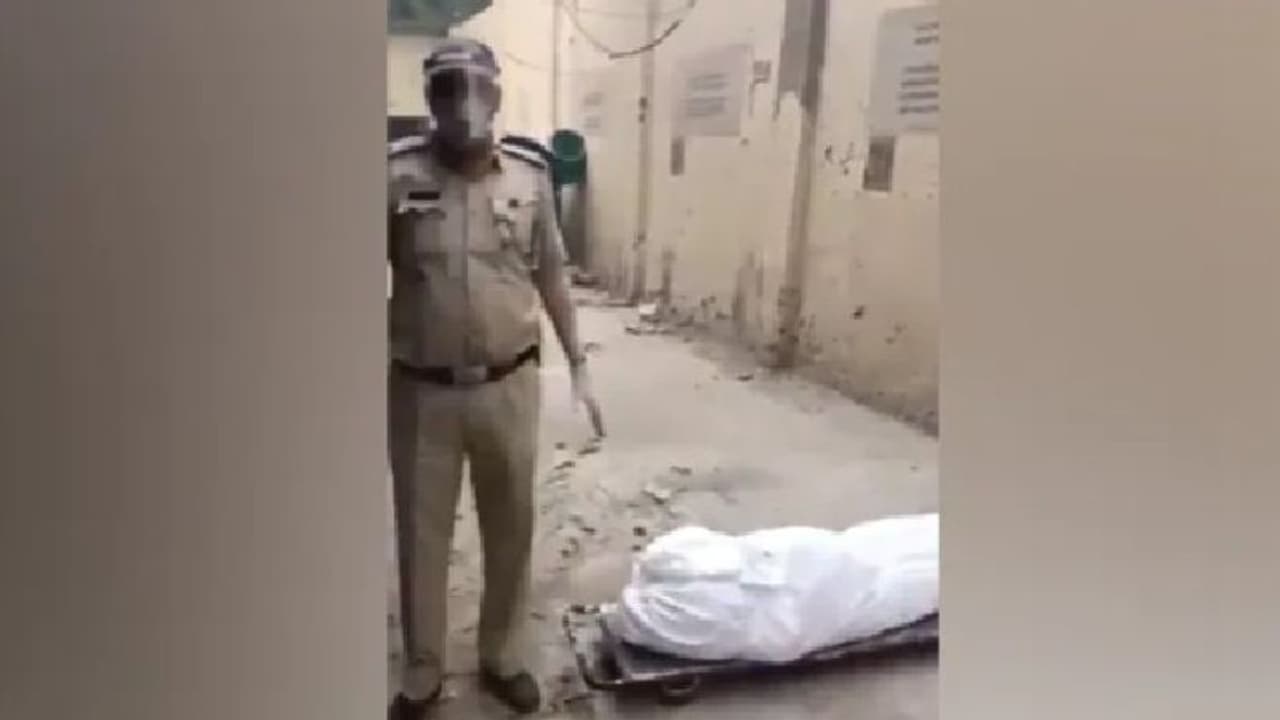 ദുരന്തകാലത്തെ നായകന്; 1,100 മൃതദേഹങ്ങള്ക്ക് അന്ത്യകമ്മം ചെയ്ത പൊലീസുകാരന് അഭിനന്ദനം ദുരന്തകാലത്തെ നായകന്; 1,100 മൃതദേഹങ്ങള്ക്ക് അന്ത്യകമ്മം ചെയ്ത പൊലീസുകാരന് അഭിനന്ദനം