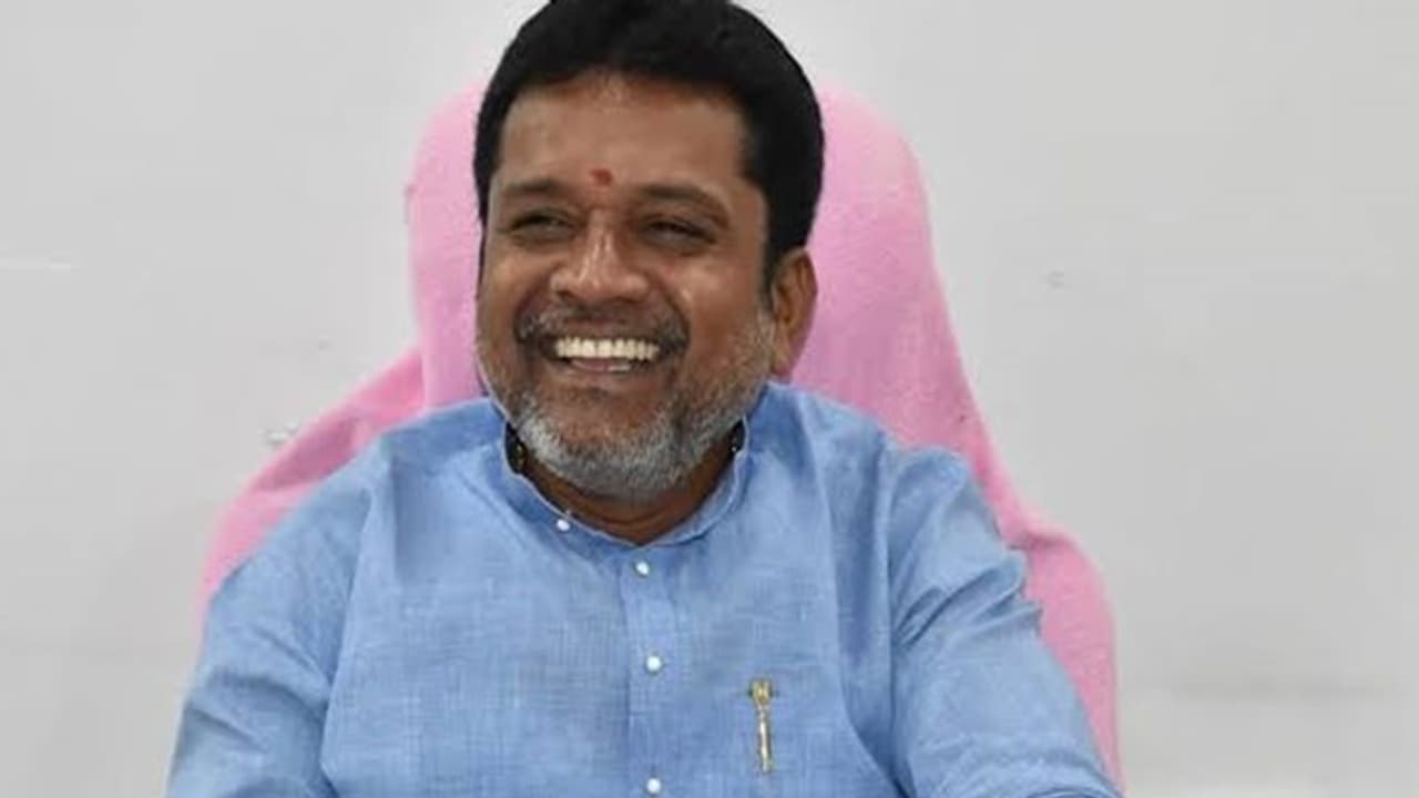 అర్థరాత్రి పుట్ట మధును ఇంటికి పంపిన పోలీసులు: మూడు రోజుల విచారణ అర్థరాత్రి పుట్ట మధును ఇంటికి పంపిన పోలీసులు: మూడు రోజుల విచారణ