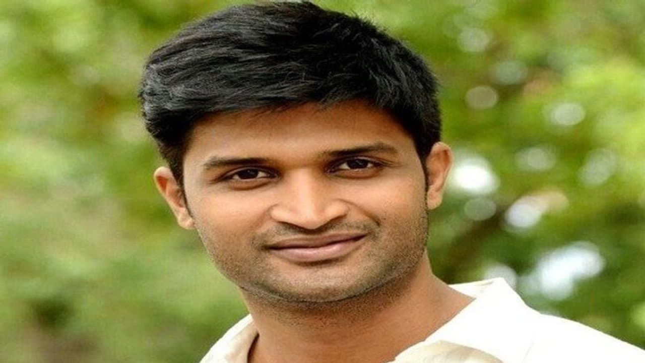 పోలీసుల చేతిలో బుక్కైన కమల్ కామరాజు, ఏమని ట్వీట్ చేశాడంటే..? పోలీసుల చేతిలో బుక్కైన కమల్ కామరాజు, ఏమని ట్వీట్ చేశాడంటే..?