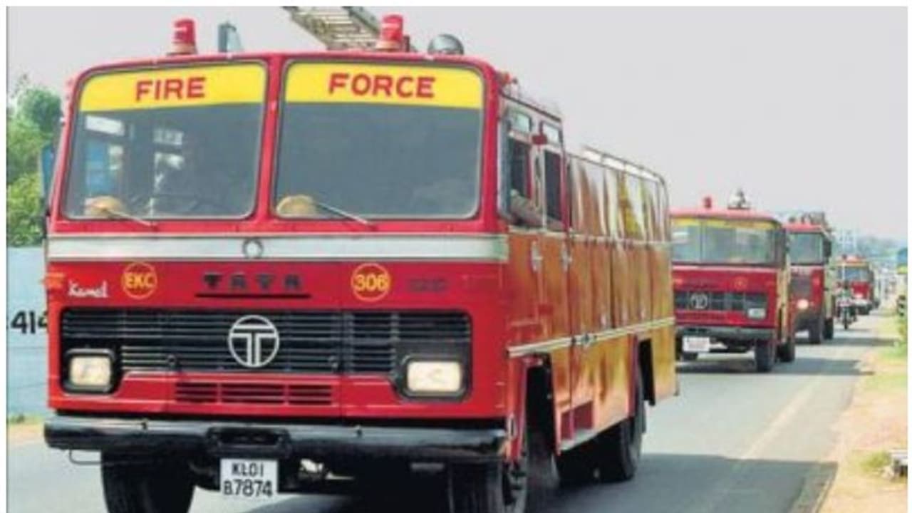 യൂട്യൂബ് വീഡിയോ അനുകരിച്ച 15 വയസ്സുകാരന്റെ ജനനേന്ദ്രിയത്തിൽ മോതിരം കുടുങ്ങി: രക്ഷകരായി ഫയര്ഫോഴ്സ് യൂട്യൂബ് വീഡിയോ അനുകരിച്ച 15 വയസ്സുകാരന്റെ ജനനേന്ദ്രിയത്തിൽ മോതിരം കുടുങ്ങി: രക്ഷകരായി ഫയര്ഫോഴ്സ്