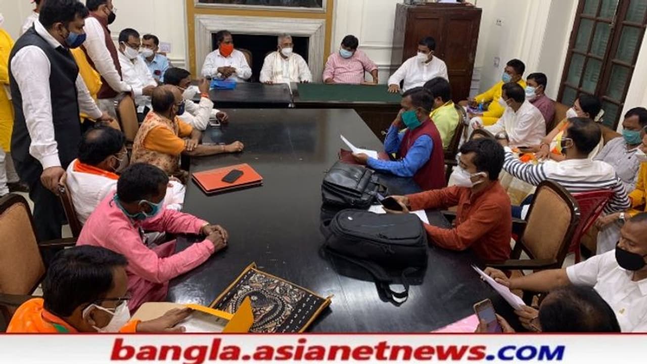 'আমাদেরকেই বুঝে নিতে দিন', আজ সপ্তদশ বিধানসভার প্রথম অধিবেশনই বয়কট করলেন BJP বিধায়করা 'আমাদেরকেই বুঝে নিতে দিন', আজ সপ্তদশ বিধানসভার প্রথম অধিবেশনই বয়কট করলেন BJP বিধায়করা